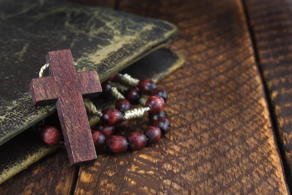 Croix en bois sur vieux panneau en bois — Photo