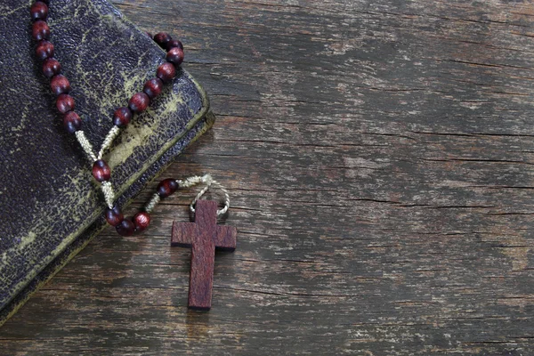Rosaire sur planche de bois — Photo