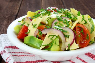 Salata avokado, peynir, domates, kırmızı soğan ile