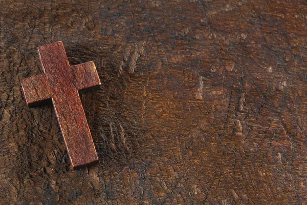 Wooden cross on old wooden board — Stock Photo, Image