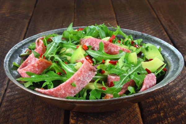 Salade met rucola, salami en avocado Stockafbeelding