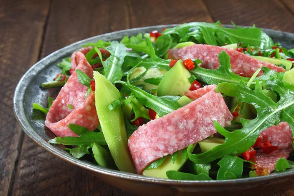 Sallad med rucola, salami och avokado Stockfoto