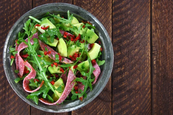 Salade met rucola, salami en avocado Stockfoto
