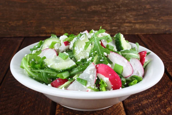 Salad with arugula, cucumber, cottage cheese and radish — Stock Photo, Image