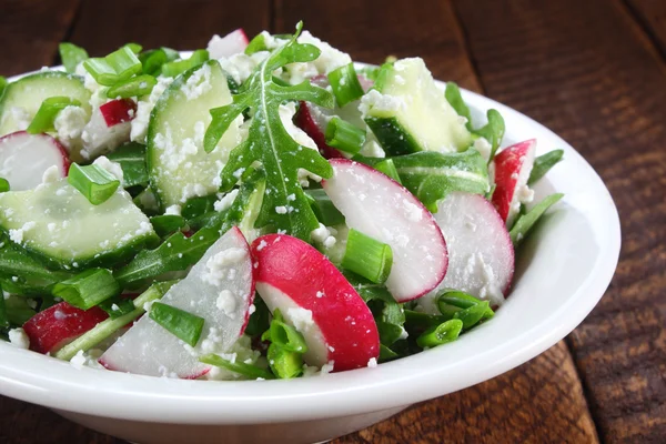 Salad with arugula, cucumber, cottage cheese and radish — Stock Photo, Image