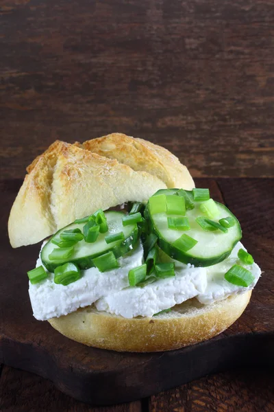 三明治配奶酪、 黄瓜和韭菜 — 图库照片