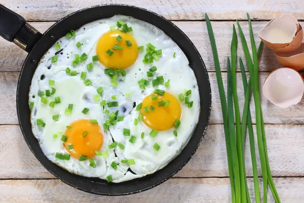 Fried eggs with chives — Stock Photo, Image