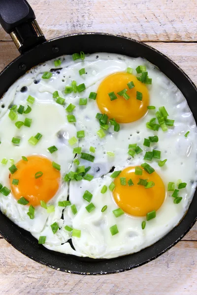 Fried eggs with chives — Stock Photo, Image
