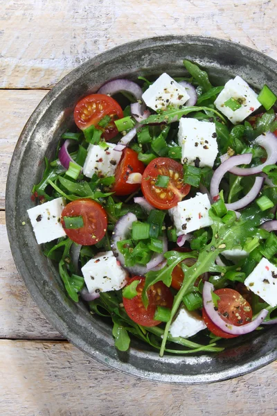 Salada com rúcula, tomate, queijo e cebola vermelha — Fotografia de Stock