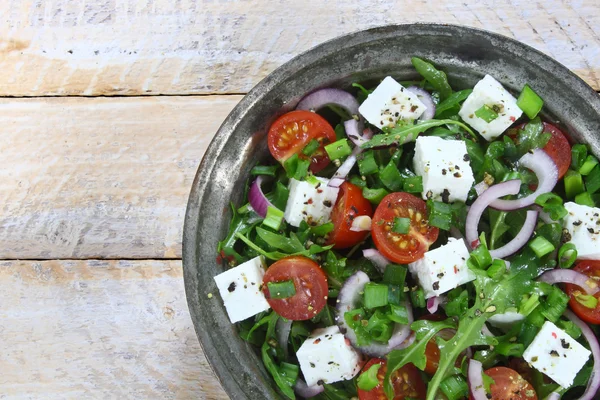 Salada com rúcula, tomate, queijo e cebola vermelha — Fotografia de Stock