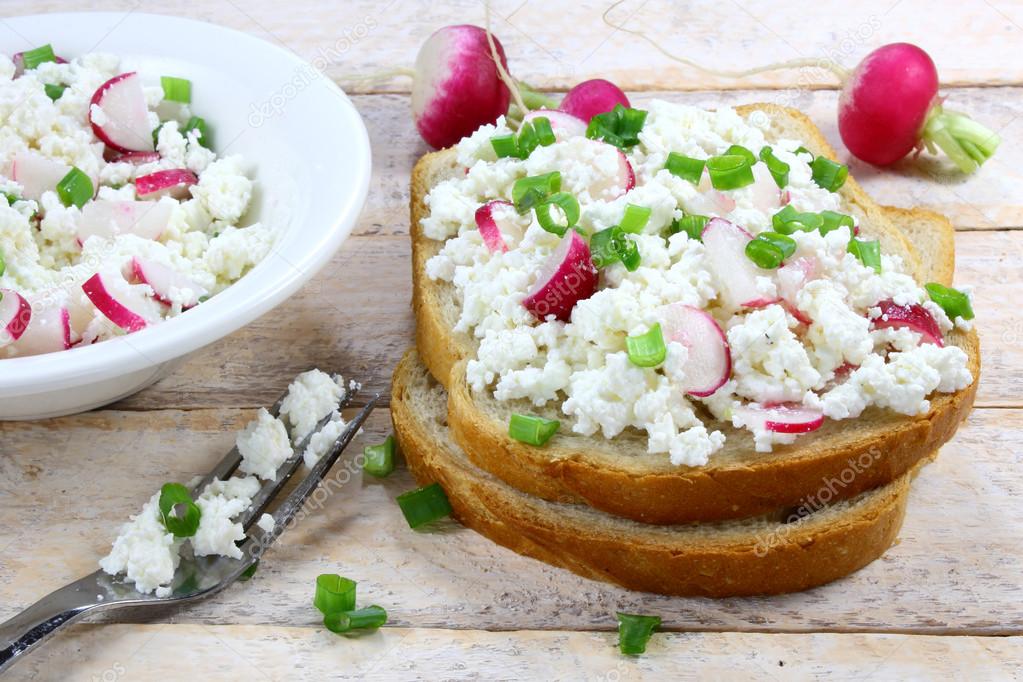 Brot mit Quark, Rettich und Schnittlauch — Stockfoto © papkin #103620722