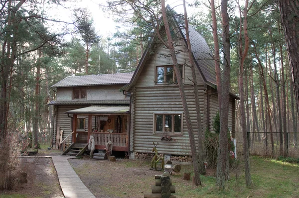 Stary drewniany dom w lesie — Zdjęcie stockowe
