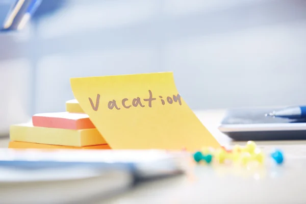 Vacation text on adhesive note — Stock Photo, Image