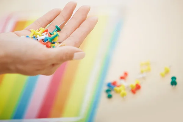 Mano con alfileres de colores — Foto de Stock