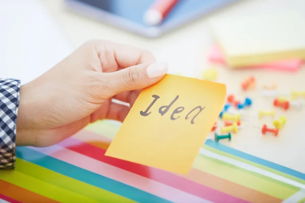 Idea text on adhesive note — Stock Photo, Image