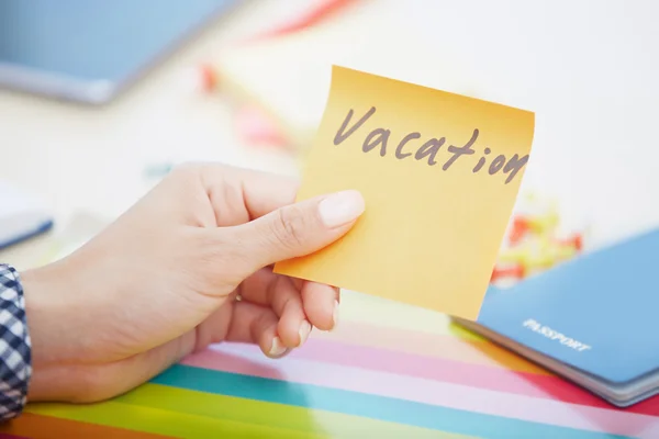 Vacation text on adhesive note — Stock Photo, Image