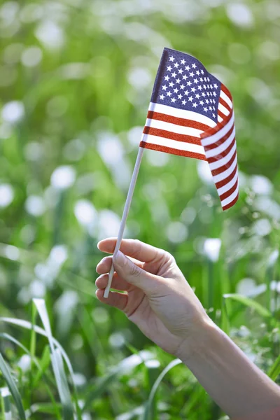 Mujer sosteniendo bandera estadounidense —  Fotos de Stock