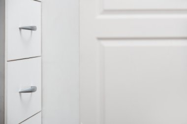 Tepsiler ve krom kulplar kayar kabin