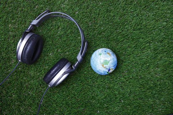 Auriculares y globo terráqueo —  Fotos de Stock