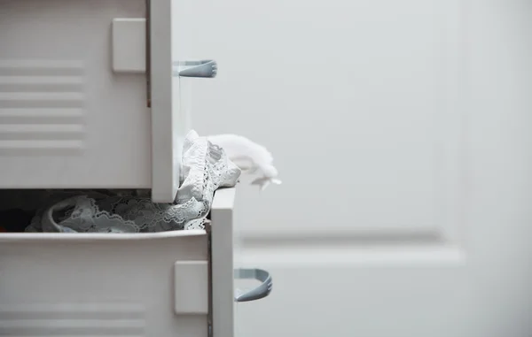 Unordentliche Kleidung im Kleiderschrank — Stockfoto