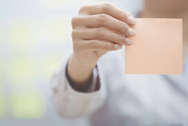 Hand van vrouw met kleverige nota met lege ruimte — Stockfoto