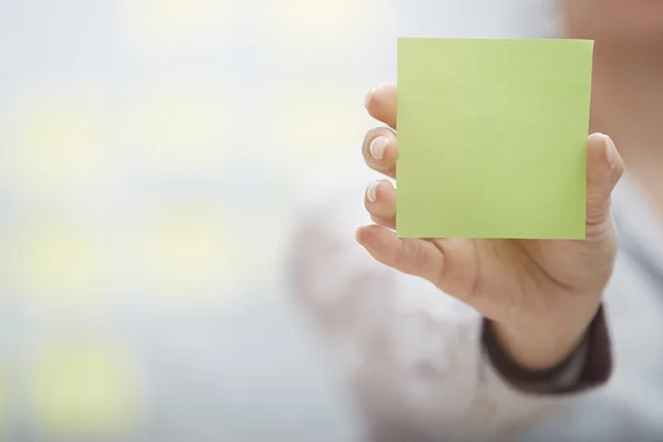 Hand of woman holding sticky note with empty space — Stock Photo, Image