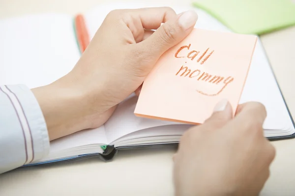 Call mommy text on adhesive note — Stock Photo, Image