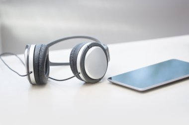 Kulaklık ve bir tablo tablet bilgisayarda