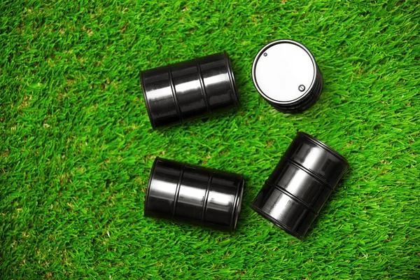 Hög vinkel syn på fyra oljefat på ett gräs — Stockfoto