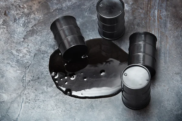 Blick auf vier Treibstofffässer mit ausgelaufenem Öl — Stockfoto