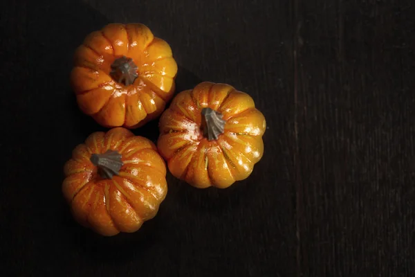 Three pumpkins on a wooden table — Stock Photo, Image