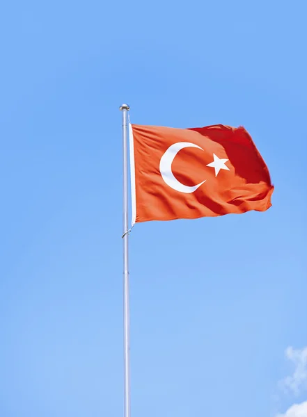 Флаг Турции на фоне неба — стоковое фото