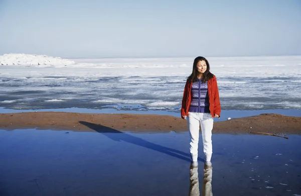 若い大人の女性屋外で氷の風景を楽しむ — ストック写真