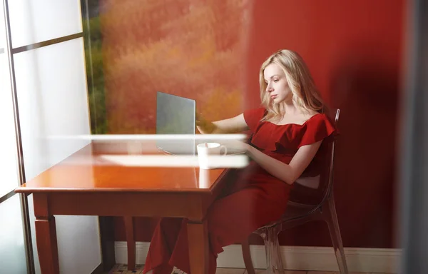 Ung Vuxen Kvinna Sitter Vid Bordet Och Arbetar Laptop — Stockfoto