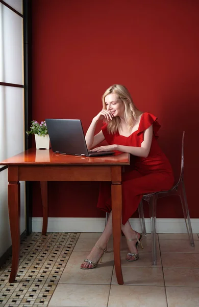 Jovem Mulher Adulta Sentada Mesa Trabalhando Laptop — Fotografia de Stock