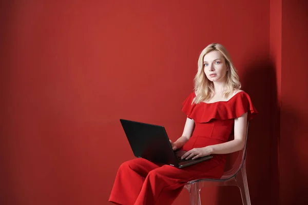 Jong Volwassen Vrouw Zitten Een Stoel Werken Laptop — Stockfoto