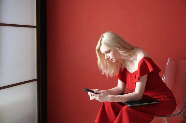 Young Adult Woman Using Smartphone Holding Laptop — Stock Photo, Image