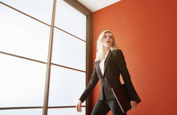 Junge Erwachsene Geschäftsfrau Formalbekleidung Und Mit Laptop — Stockfoto