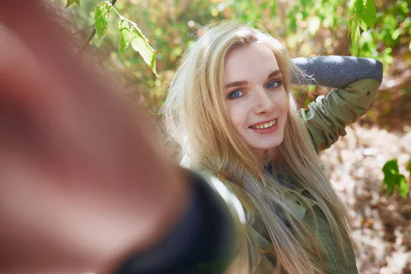 Jeune Femme Adulte Passe Temps Qualité Dans Forêt — Photo