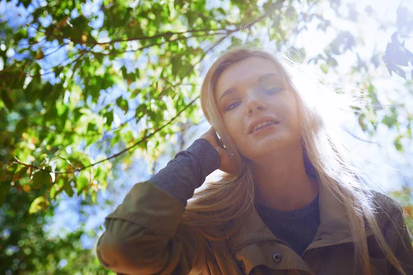 Jonge Volwassen Vrouw Brengt Kwaliteitstijd Door Het Bos — Stockfoto