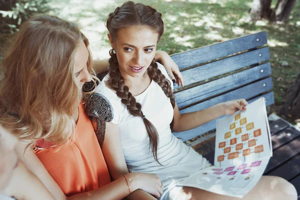 Junge Frauen Lesen Zeitung Freien — Stockfoto