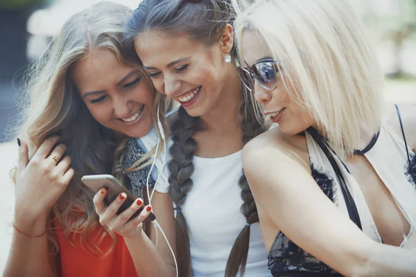 Girlfriends Using Smartphone Having Fun Social Media — Stock Photo, Image