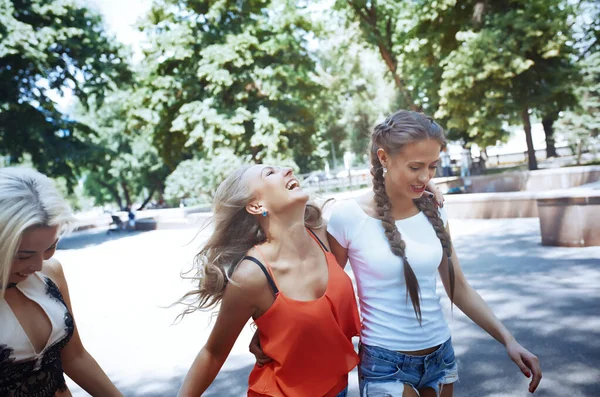 Girlfriends Having Fun While Walking Sidewalks Downtown — Stock Photo, Image