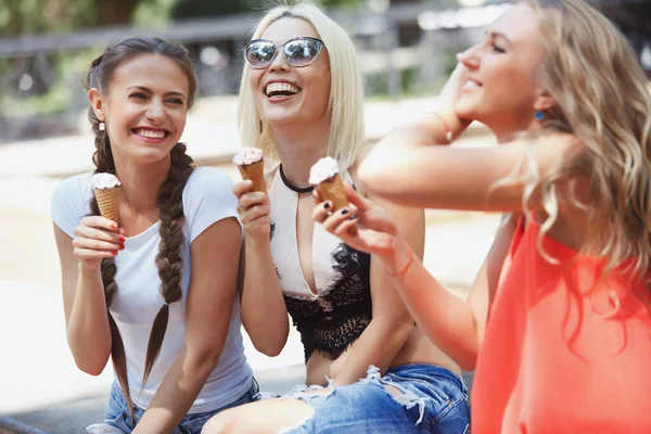 Junge Frauen Haben Spaß Und Essen Eis — Stockfoto