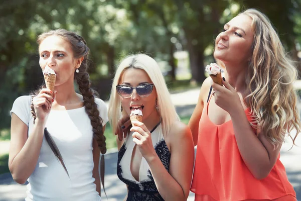 Girlfriends Having Fun Eating Ice Cream — Stock Photo, Image