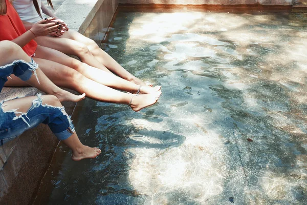 Pernas Três Mulheres Sentadas Fonte — Fotografia de Stock