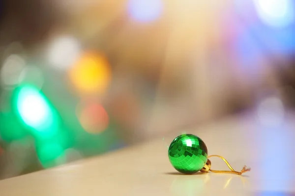 Groene kerstbal — Stockfoto