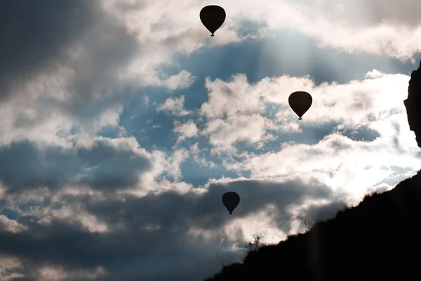 Silhouet van lucht ballonnen in de lucht — Stockfoto
