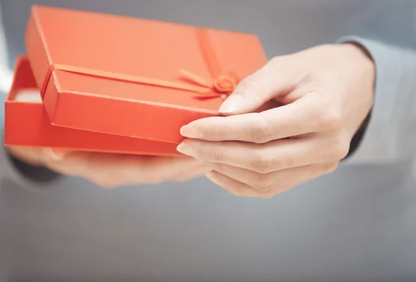 Frau mit Geschenkbox — Stockfoto