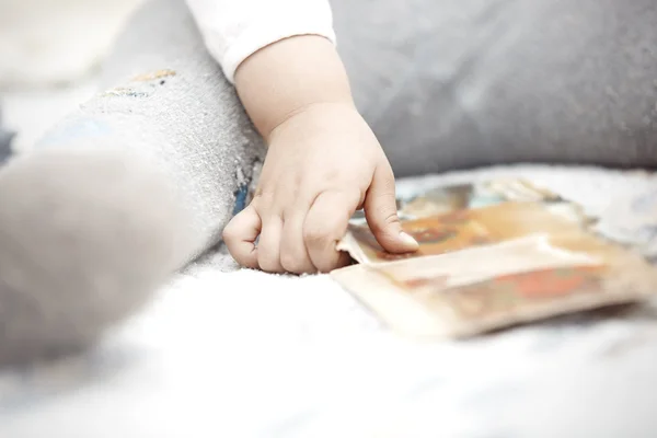 Child with development cards — Stock Photo, Image